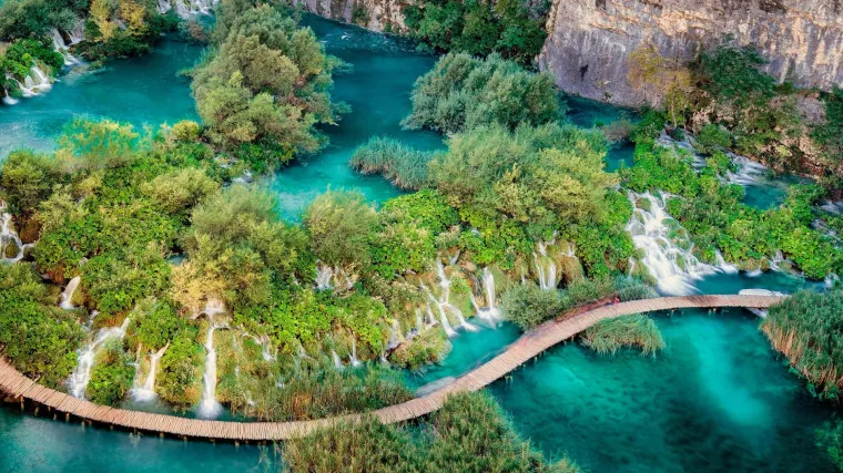 Čarolija Plitvičkih jezera: Isplanirajte savr&scaron;en obiteljski izlet i zaobiđite gužve