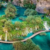 Čarolija Plitvičkih jezera: Isplanirajte savr&scaron;en obiteljski izlet i zaobiđite gužve