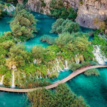 Čarolija Plitvičkih jezera: Isplanirajte savr&scaron;en obiteljski izlet i zaobiđite gužve