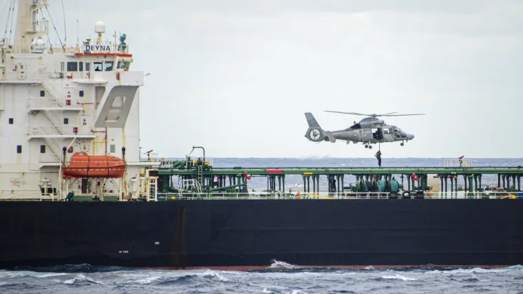 NATO članica zaplijenila ruski tanker iz 'flote u sjeni': Objavljena fotografija operacije