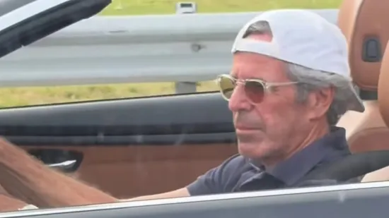 Teoeričarima zavjere srce na mjestu: 'Jeffrey Epstein' ulovljen kako se vozi u kabrioletu