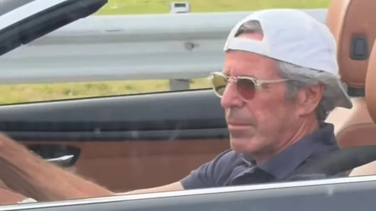 Teoretičarima zavjere srce na mjestu: 'Jeffrey Epstein' ulovljen kako se vozi u kabrioletu