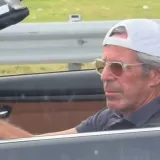 Teoričarima zavjere srce na mjestu: 'Jeffrey Epstein' ulovljen kako se vozi u kabrioletu