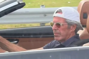 Teoričarima zavjere srce na mjestu: 'Jeffrey Epstein' ulovljen kako se vozi u kabrioletu