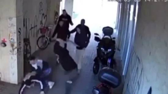 Srpski huligani oborili mladića na pod pa ga brutalno mlatili palicama, kamere sve ulovile