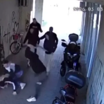Srpski huligani oborili mladića na pod pa ga brutalno mlatili palicama, kamere sve ulovile