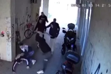 Srpski huligani oborili mladića na pod pa ga brutalno mlatili palicama, kamere sve ulovile