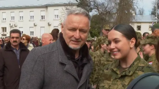 Suze radosnice i čvrsti zagrljaji na prisezi ročnika, Thompson o svojoj kćeri rekao samo jednu riječ