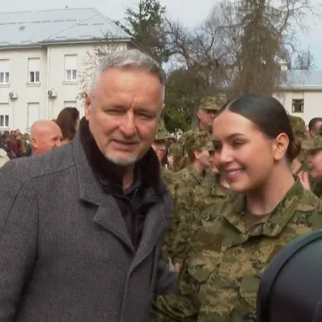 Suze radosnice i čvrsti zagrljaji na prisezi ročnika, Thompson o svojoj kćeri rekao samo jednu riječ