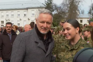Suze radosnice i čvrsti zagrljaji na prisezi ročnika, Thompson o svojoj kćeri rekao samo jednu riječ