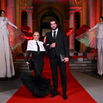 Crno-bijela elegancija u centru pozornosti: Maja i &Scaron;ime očarali na Večernjakovoj ruži