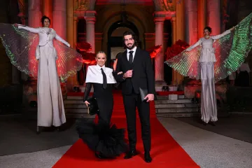 Crno-bijela elegancija u centru pozornosti: Maja i &Scaron;ime očarali na Večernjakovoj ruži