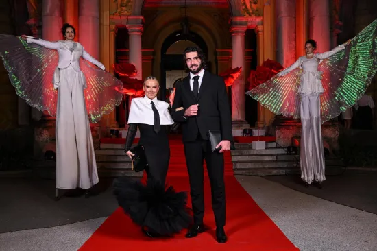 Crno-bijela elegancija u centru pozornosti: Maja i &Scaron;ime očarali na Večernjakovoj ruži