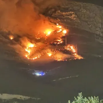 Požar iznad Solina: Jak vjetar otežava ga&scaron;enje, &scaron;ire se dramatične snimke