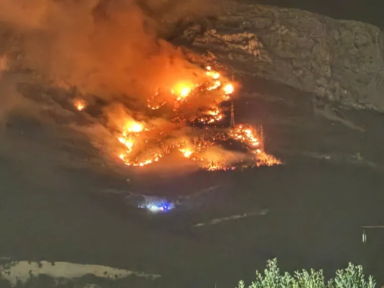Požar iznad Solina: Jak vjetar otežava ga&scaron;enje, &scaron;ire se dramatične snimke