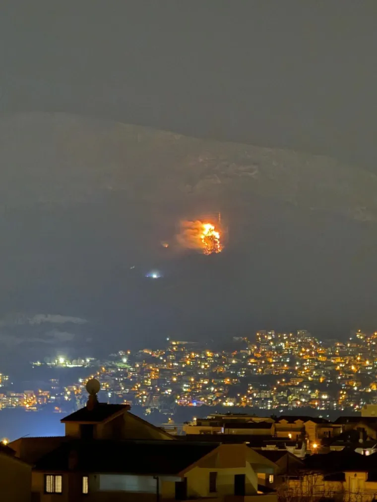 Požar iznad Solina: Jak vjetar otežava ga&scaron;enje, &scaron;ire se dramatične snimke