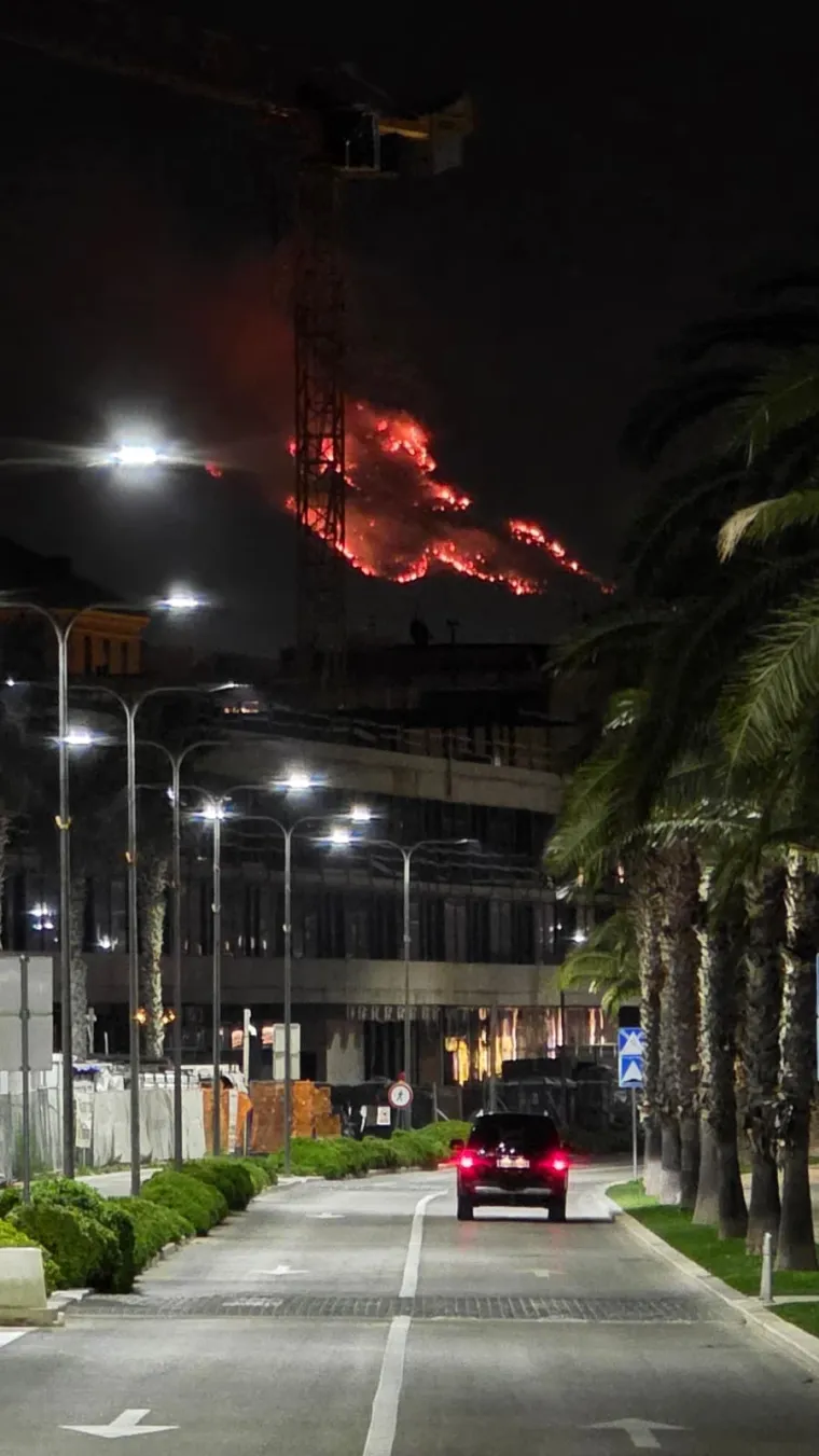 Požar iznad Solina: Jak vjetar otežava ga&scaron;enje, &scaron;ire se dramatične snimke