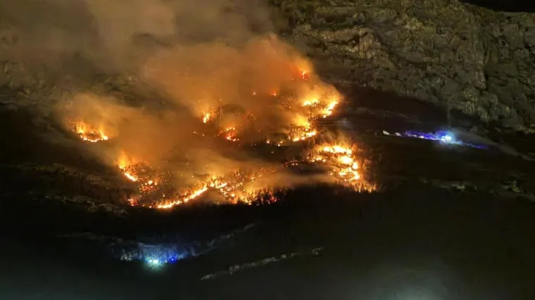 Požar iznad Solina: Jak vjetar otežava ga&scaron;enje, &scaron;ire se dramatične snimke