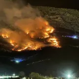 Požar iznad Solina: Jak vjetar otežava ga&scaron;enje, &scaron;ire se dramatične snimke