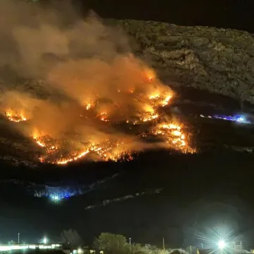 Požar iznad Solina: Jak vjetar otežava ga&scaron;enje, &scaron;ire se dramatične snimke