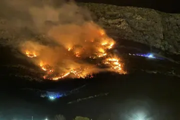 Požar iznad Solina: Jak vjetar otežava ga&scaron;enje, &scaron;ire se dramatične snimke