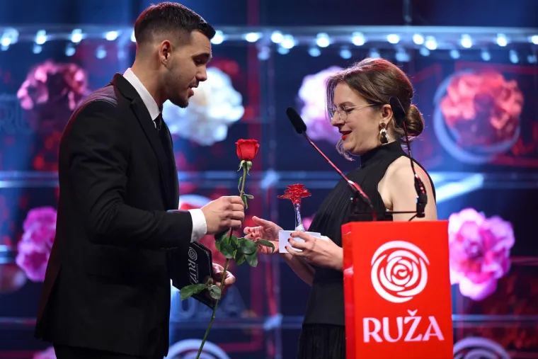 Gospoda Savr&scaron;eni dodijelili prestižnu nagradu: Karlo i Petar zablistali na Večernjakovoj ruži