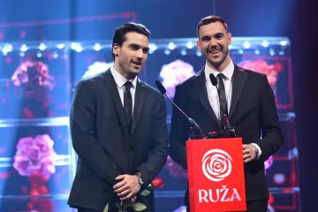 Gospoda Savr&scaron;eni dodijelili prestižnu nagradu: Karlo i Petar zablistali na Večernjakovoj ruži