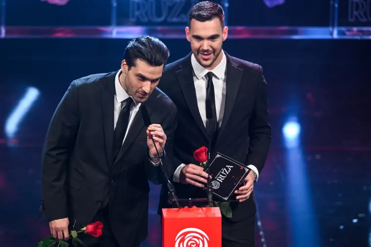 Gospoda Savr&scaron;eni dodijelili prestižnu nagradu: Karlo i Petar zablistali na Večernjakovoj ruži