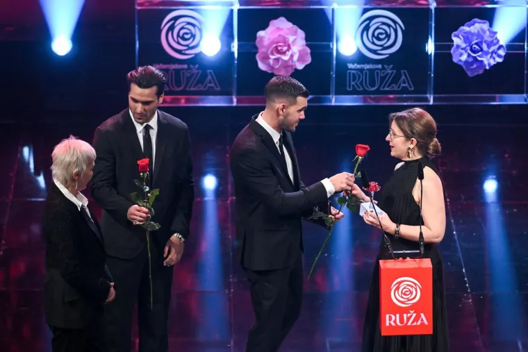 Gospoda Savr&scaron;eni dodijelili prestižnu nagradu: Karlo i Petar zablistali na Večernjakovoj ruži