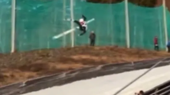 Uznemirujuće! Stra&scaron;an pad skakača na skijama svima je zaledio krv u žilama