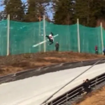 Uznemirujuće! Stra&scaron;an pad skakača na skijama svima je zaledio krv u žilama