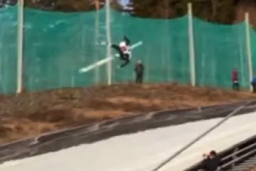 Uznemirujuće! Stra&scaron;an pad skakača na skijama svima je zaledio krv u žilama