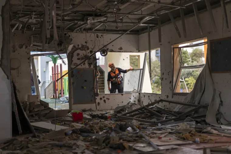 Uru&scaron;ila se zgrada u Izraelu, ljudi zatočeni u njoj! Druga u plamenu nakon iranskog napada