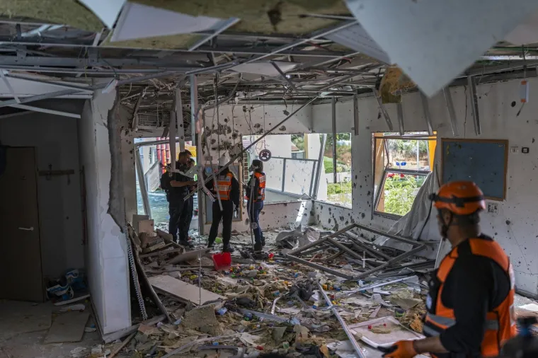 Uru&scaron;ila se zgrada u Izraelu, ljudi zatočeni u njoj! Druga u plamenu nakon iranskog napada