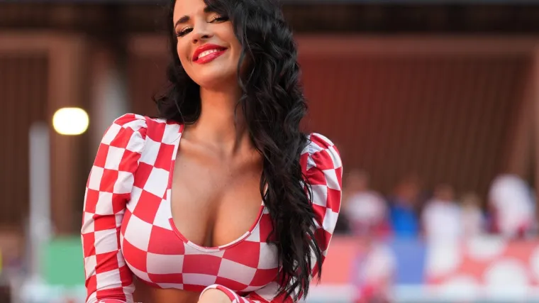 Na&scaron;a najvatrenija navijačica zapalila atmosferu: Svima u oko zapeo jedan vrući detalj na njoj