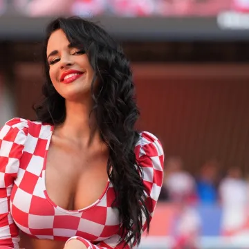 Na&scaron;a najvatrenija navijačica zapalila atmosferu: Svima u oko zapeo jedan detalj