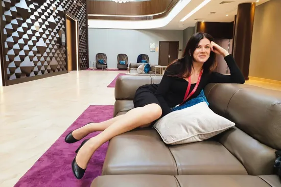 Ona je Putinov as iz rukava! Uz ovu fatalnu prevoditeljicu rijetki čuju &scaron;to Vladimir govori