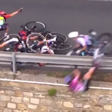 Letjeli jedan preko drugog, a jedna je biciklistkinja doživjela groznu nesreću