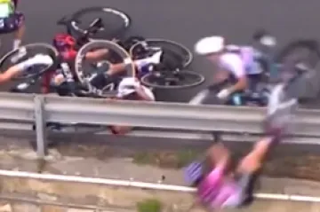 Letjeli jedan preko drugog, a jedna je biciklistkinja doživjela groznu nesreću