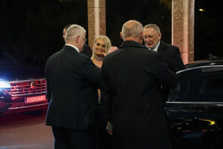 Atraktivna supruga Davora Božinovića odu&scaron;evila pojavom na vjenčanju godine