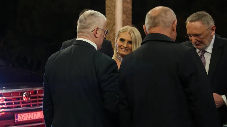 Atraktivna supruga Davora Božinovića odu&scaron;evila pojavom na vjenčanju godine