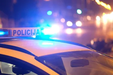 Pijani mladić (18) vozio bez vozačke pa sletio s ceste: Prevezli ga u bolnicu s te&scaron;kim ozljedama