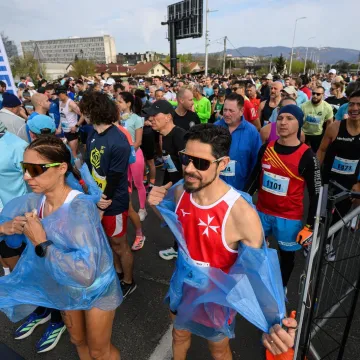 Tisuće ljudi jutros trčalo Zagrebom: Pogledajte atmosferu ispred NSK
