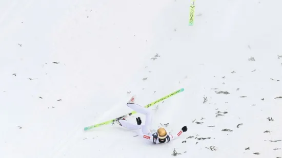 Scene koje lede krv u žilama! Mladi skakač izgubio svijest nakon stravičnog pada, pao je na glavu