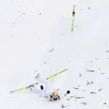Scene koje lede krv u žilama! Mladi skakač izgubio svijest nakon stravičnog pada, pao je na glavu
