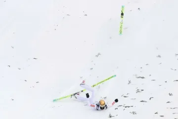 Scene koje lede krv u žilama! Mladi skakač izgubio svijest nakon stravičnog pada, pao je na glavu