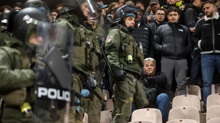 Horor na utakmici: Igrač udario gledatelja &scaron;akom u glavu, nastao potpuni kaos