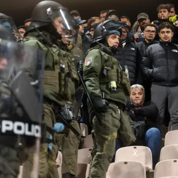 Horor na utakmici: Igrač udario gledatelja &scaron;akom u glavu, nastao potpuni kaos