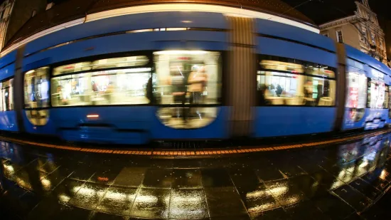 Užas u Zagrebu! Autom se zabio u tramvajsku stanicu, ima ozlijeđenih?