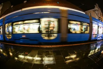 Užas u Zagrebu! Autom se zabio u tramvajsku stanicu, ima ozlijeđenih?